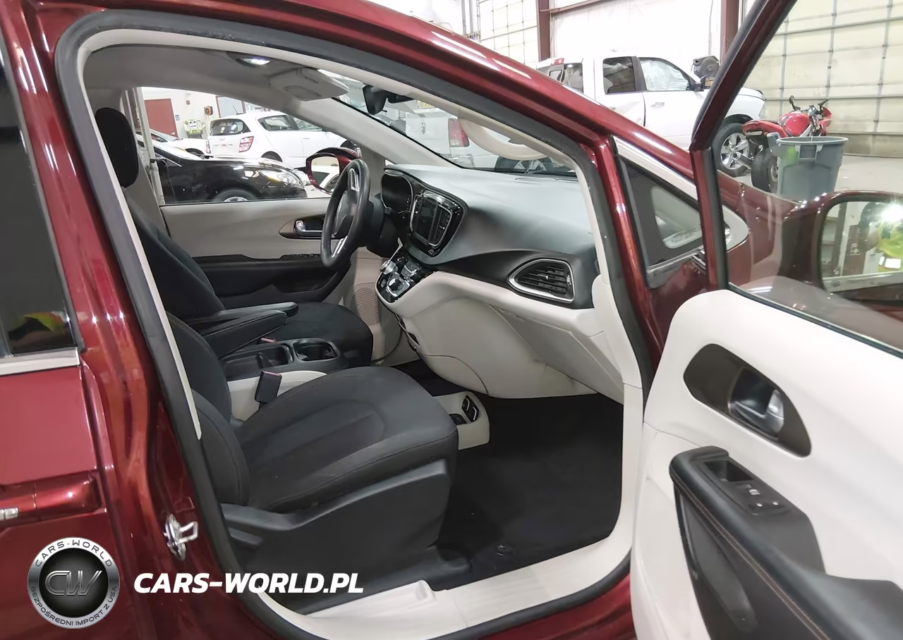 2018 Chrysler Pacifica Touring Plus VIN:2C4RC1FG8JR123769 - 5