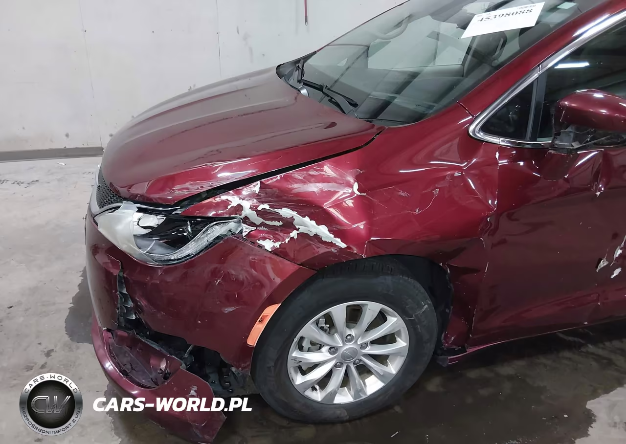 2018 Chrysler Pacifica Touring Plus VIN:2C4RC1FG8JR123769 - 6