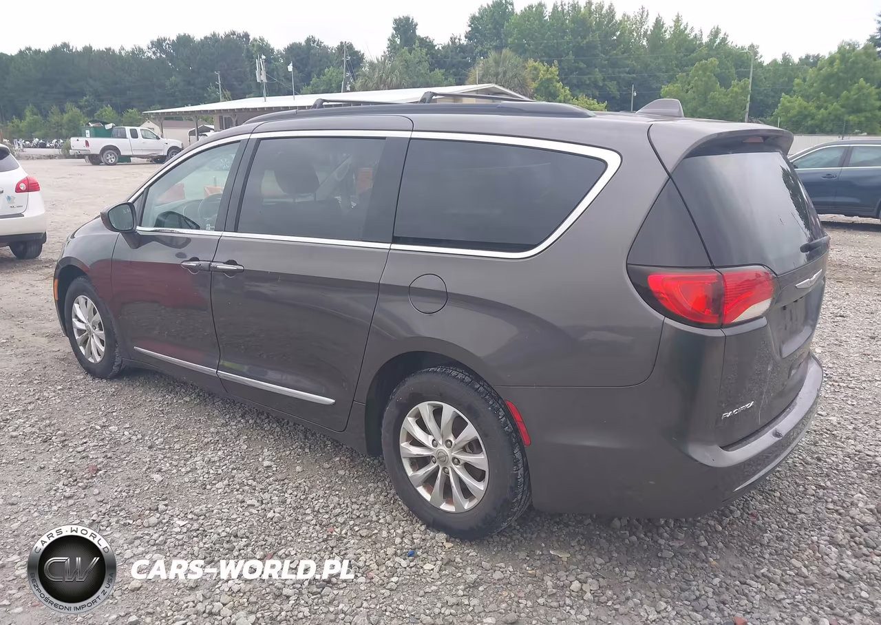 2017 Chrysler Pacifica Touring-L VIN:2C4RC1BG3HR539647 - 3