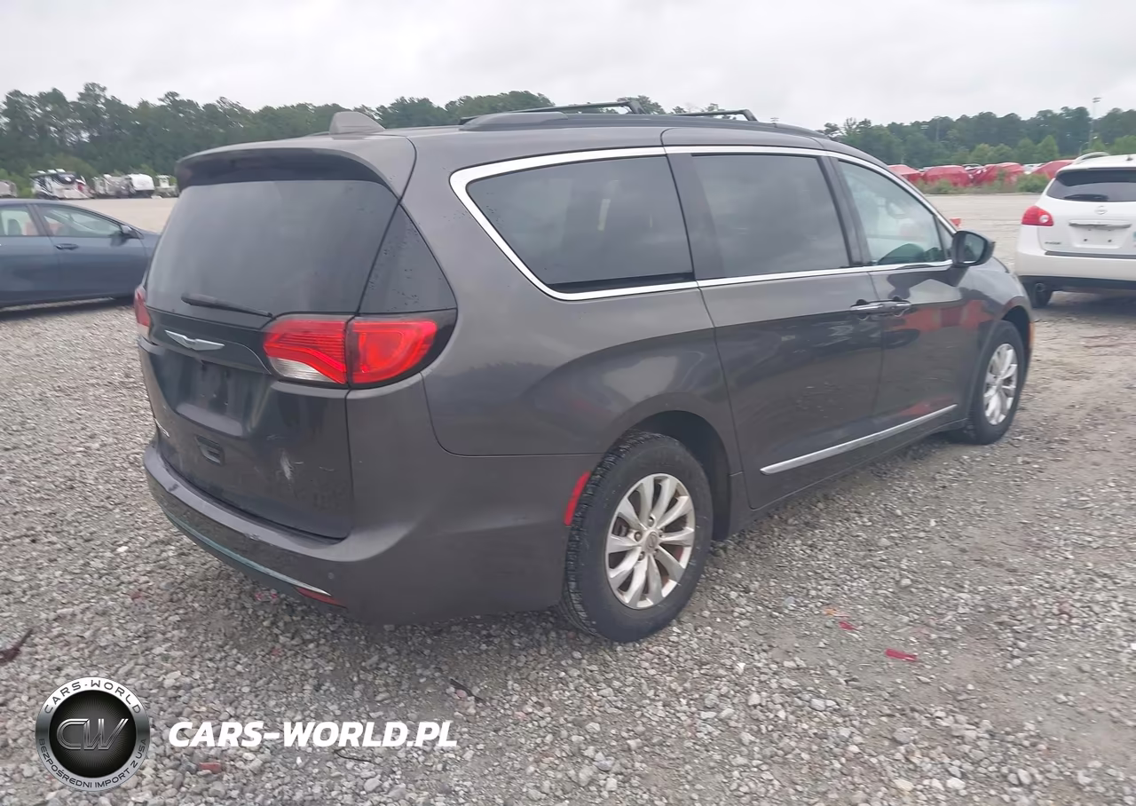 2017 Chrysler Pacifica Touring-L VIN:2C4RC1BG3HR539647 - 4