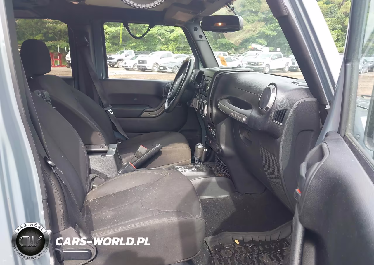2015 Jeep Wrangler Unlimited Sport VIN:1C4BJWDG5FL641555 - 5