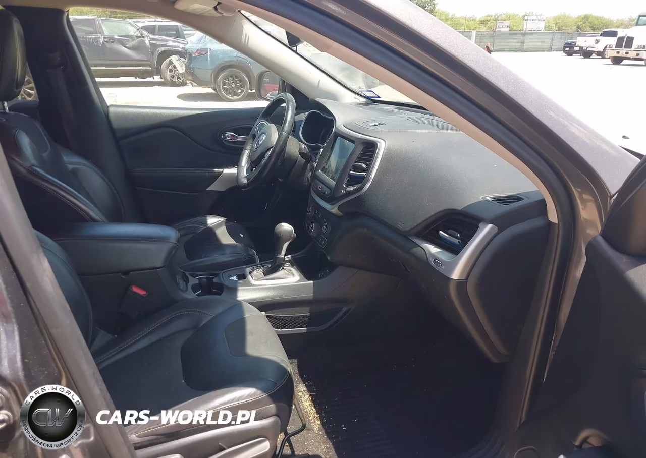 2018 Jeep Cherokee Latitude Plus Fwd VIN:1C4PJLLB8JD621796 - 5