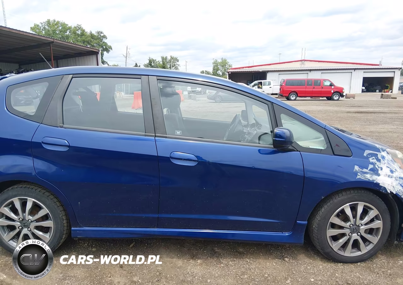 2013 Honda Fit Sport VIN:JHMGE8H53DC063224 - 13