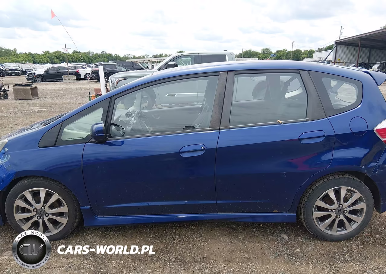 2013 Honda Fit Sport VIN:JHMGE8H53DC063224 - 14