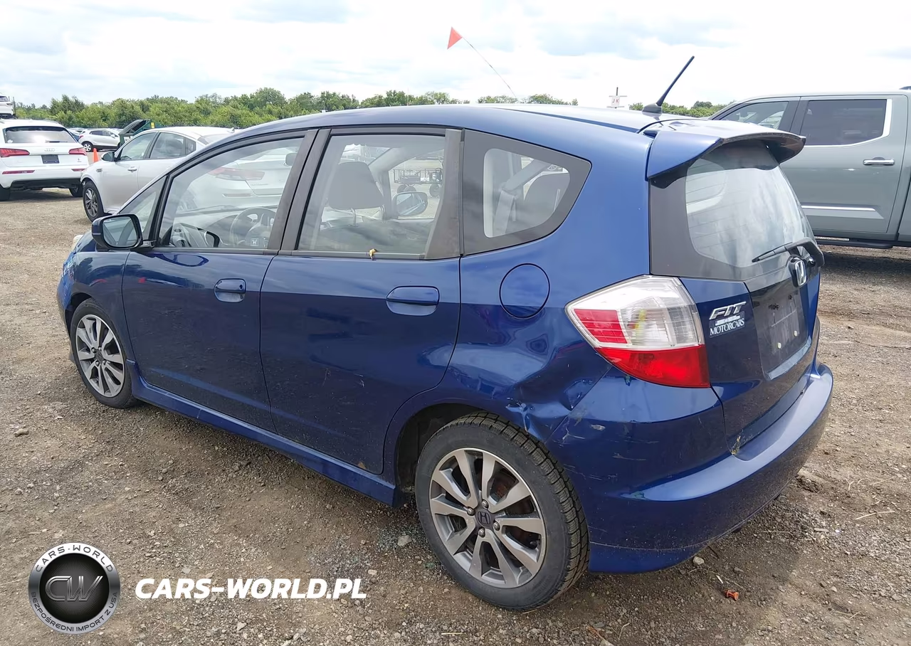 2013 Honda Fit Sport VIN:JHMGE8H53DC063224 - 3
