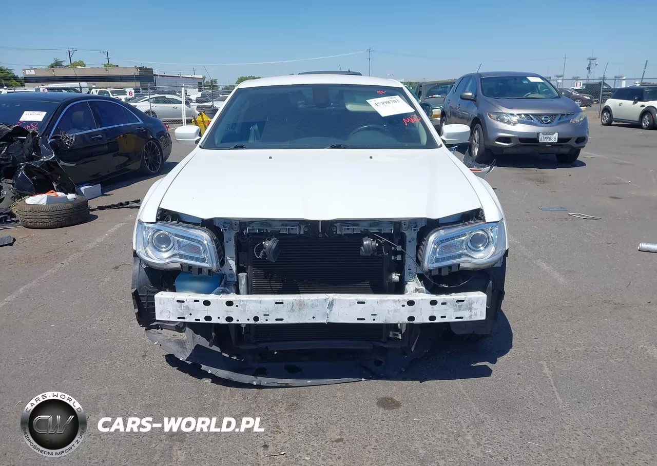 2018 Chrysler 300 Touring L VIN:2C3CCAAG8JH117512 - 13
