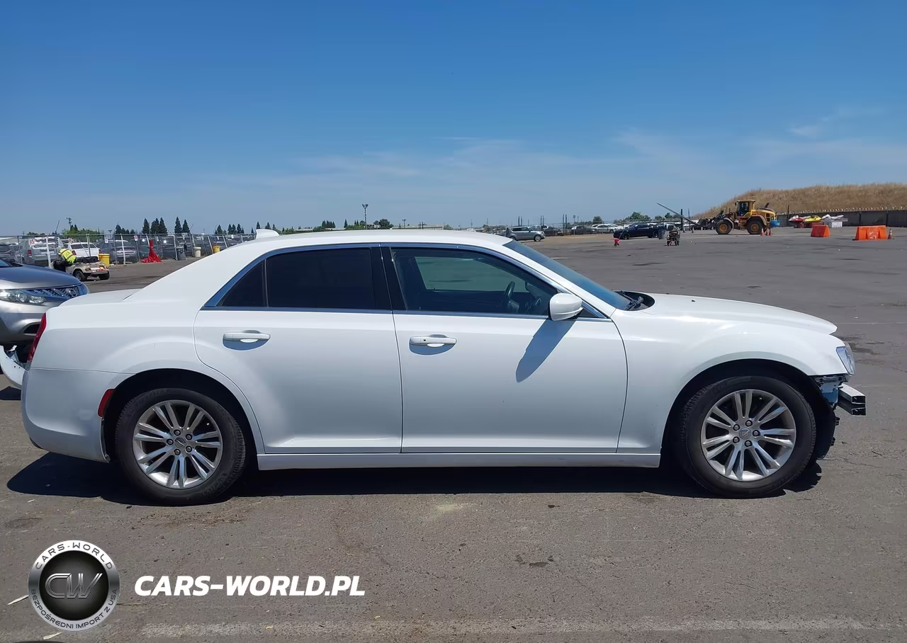 2018 Chrysler 300 Touring L VIN:2C3CCAAG8JH117512 - 14