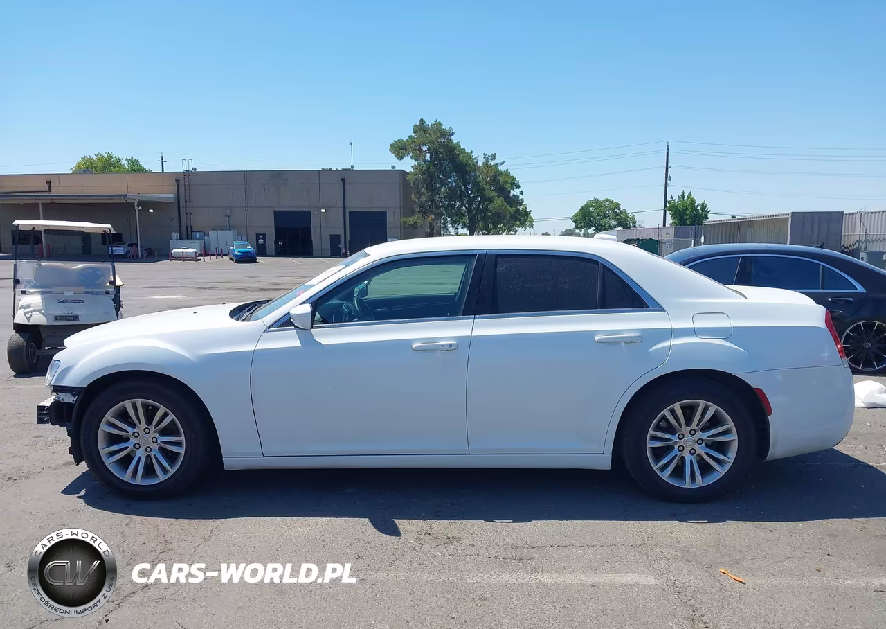 2018 Chrysler 300 Touring L VIN:2C3CCAAG8JH117512 - 15