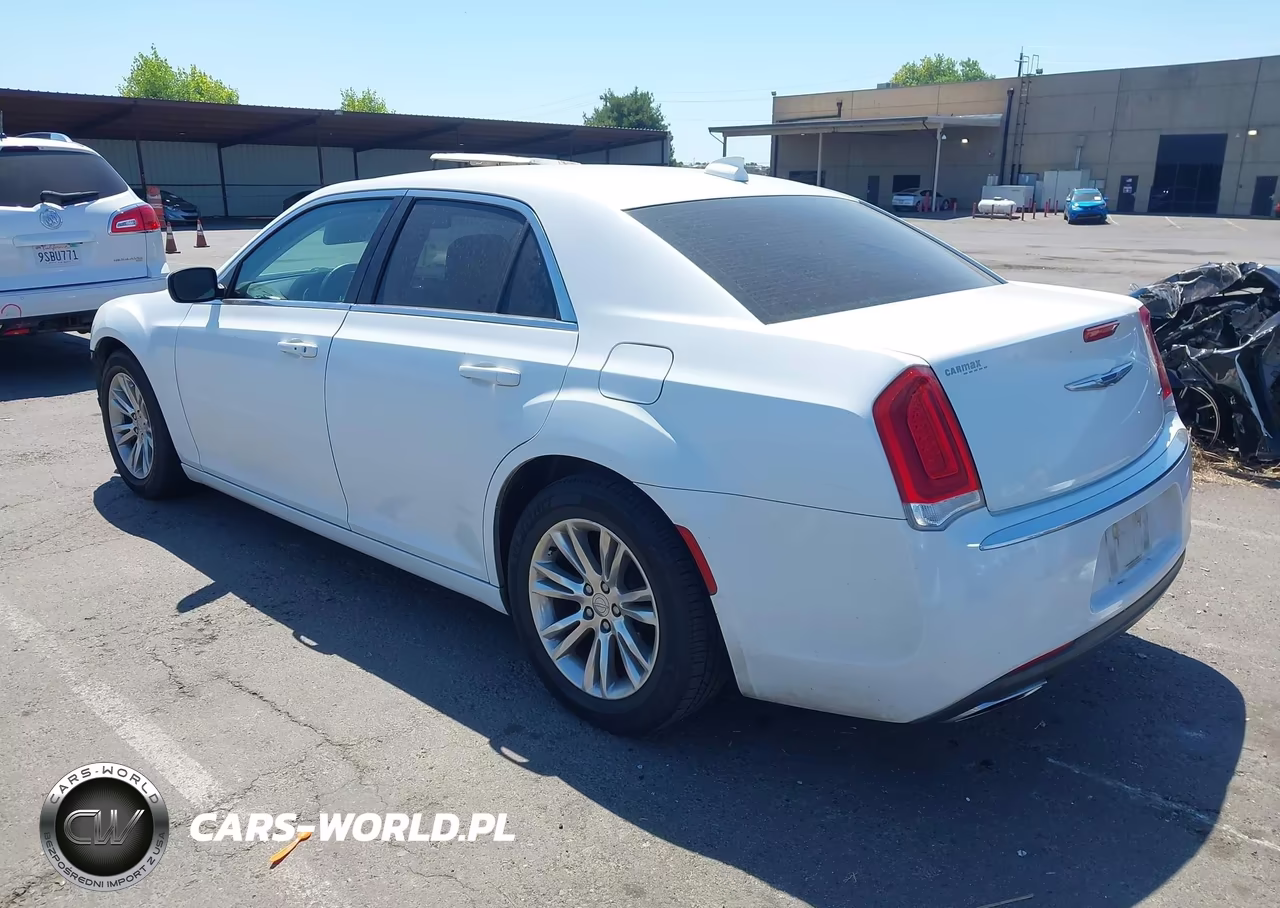 2018 Chrysler 300 Touring L VIN:2C3CCAAG8JH117512 - 3