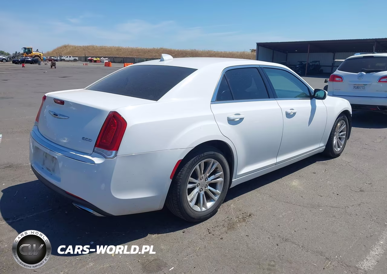 2018 Chrysler 300 Touring L VIN:2C3CCAAG8JH117512 - 4