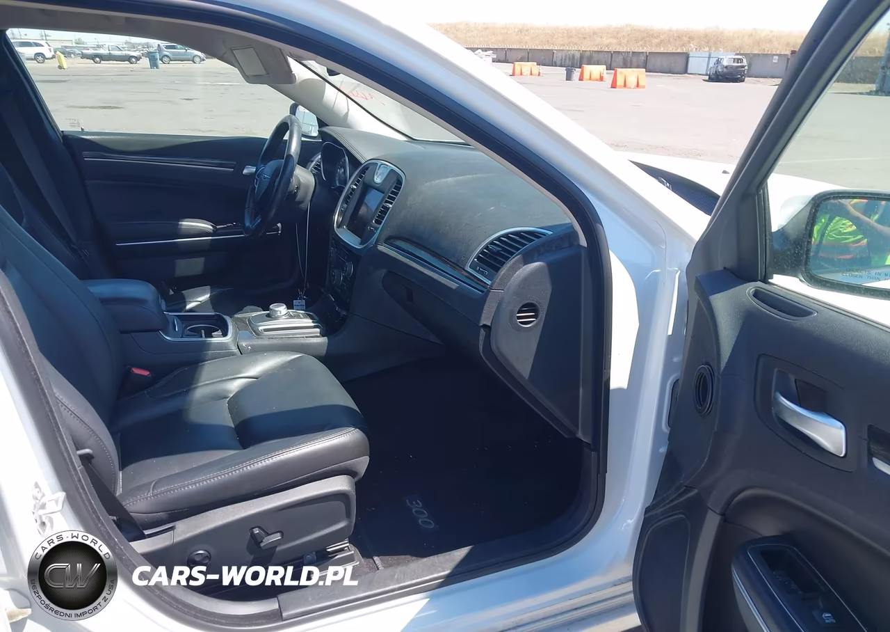 2018 Chrysler 300 Touring L VIN:2C3CCAAG8JH117512 - 5