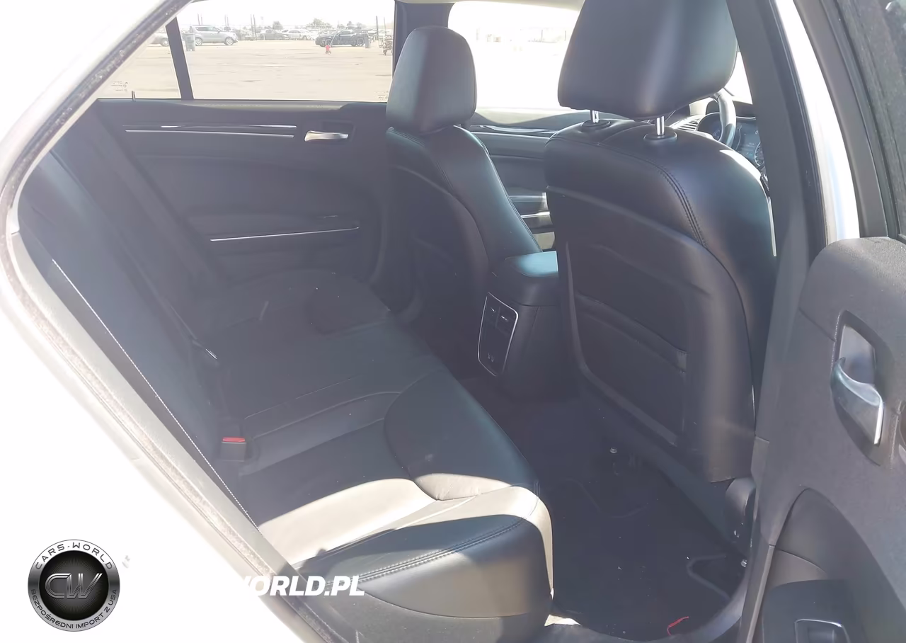 2018 Chrysler 300 Touring L VIN:2C3CCAAG8JH117512 - 8