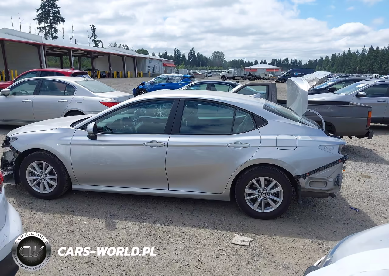 2025 Toyota Camry Le VIN:4T1DAACKXSU543669 - 15