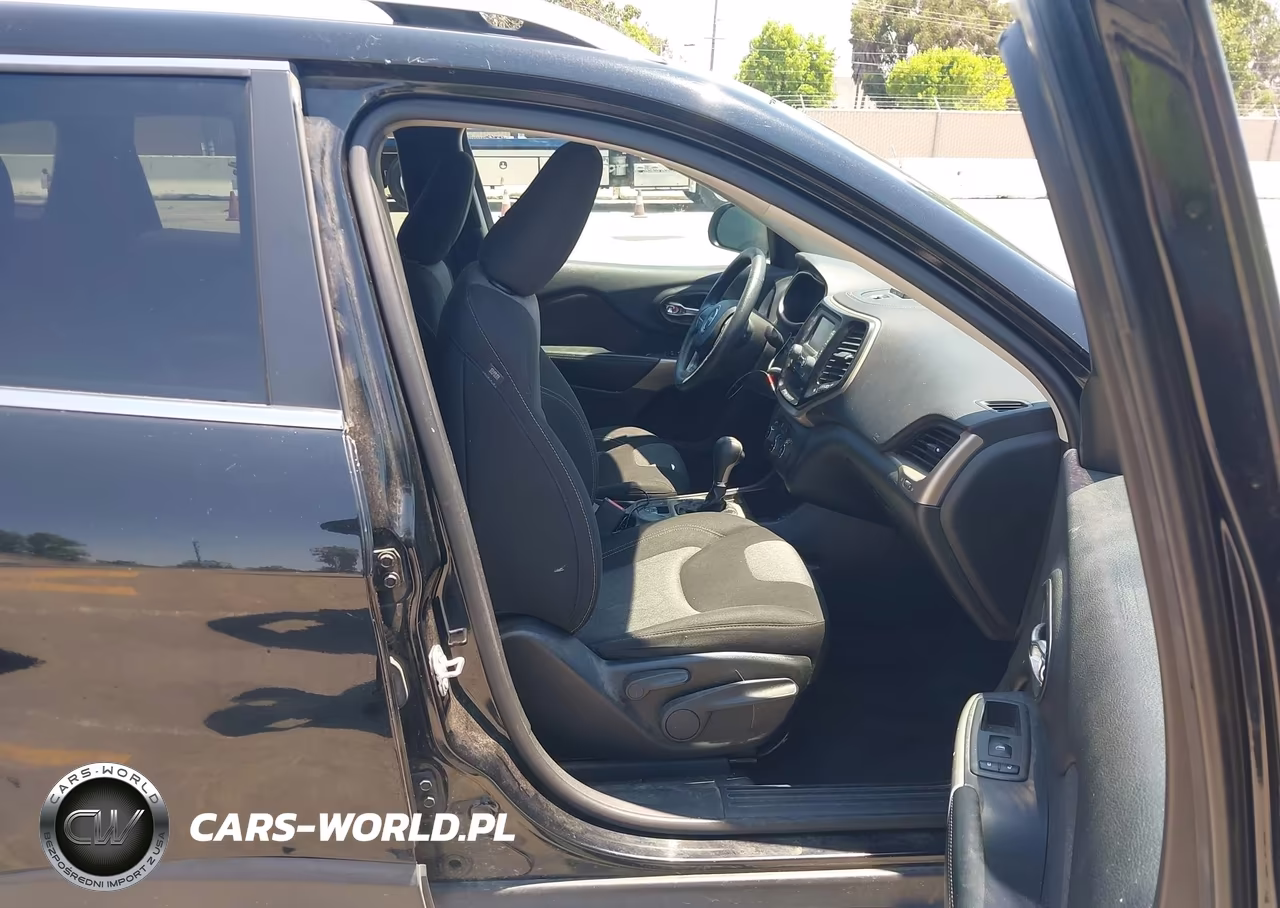 2018 Jeep Cherokee Latitude Fwd VIN:1C4PJLCB7JD561123 - 5