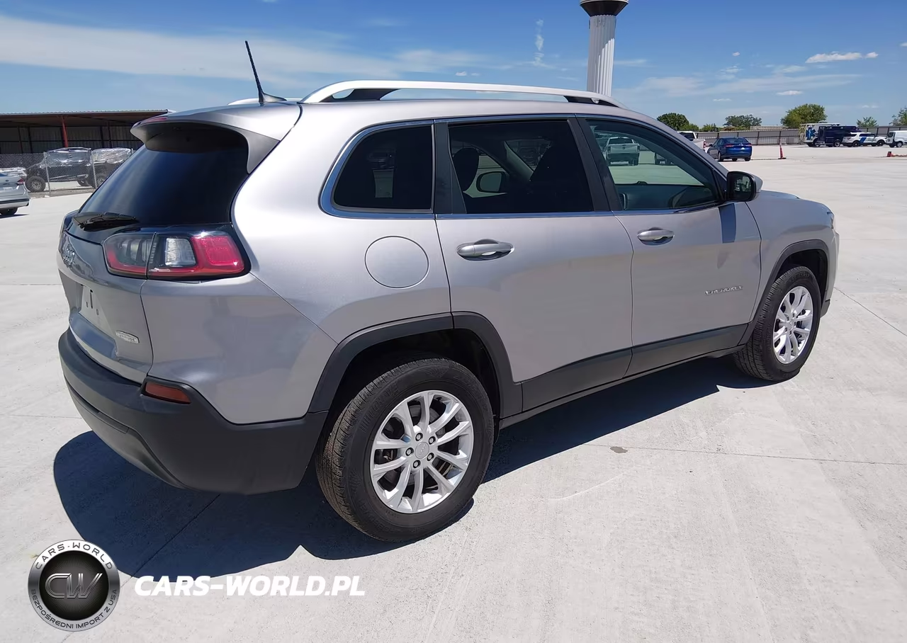 2019 Jeep Cherokee Latitude 4X4 VIN:1C4PJMCB3KD449460 - 4