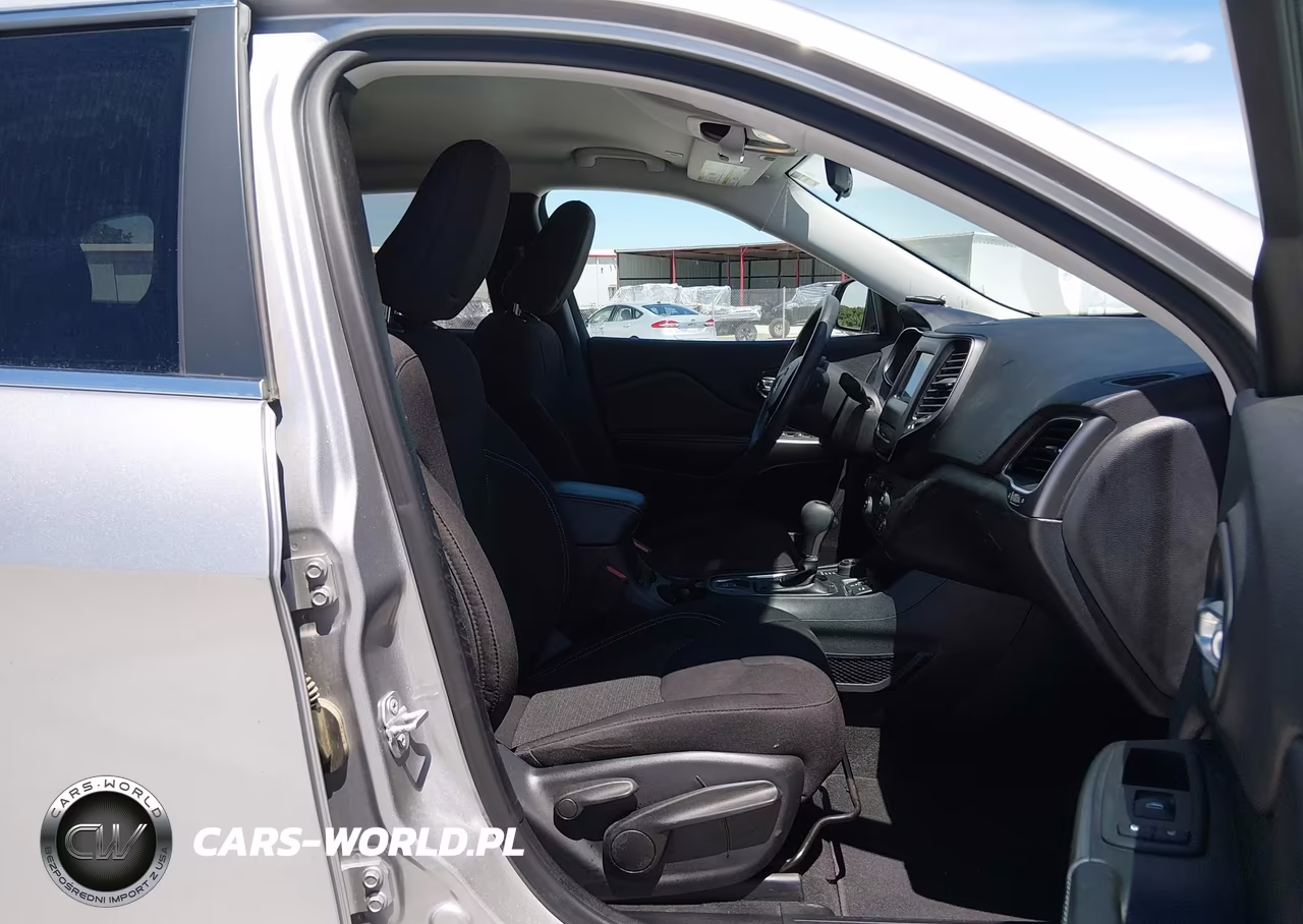 2019 Jeep Cherokee Latitude 4X4 VIN:1C4PJMCB3KD449460 - 5