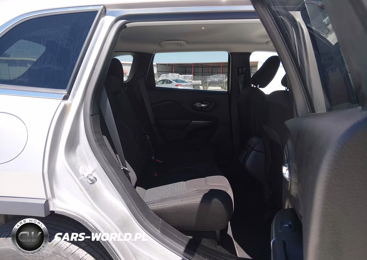 2019 Jeep Cherokee Latitude 4X4 VIN:1C4PJMCB3KD449460 - 8