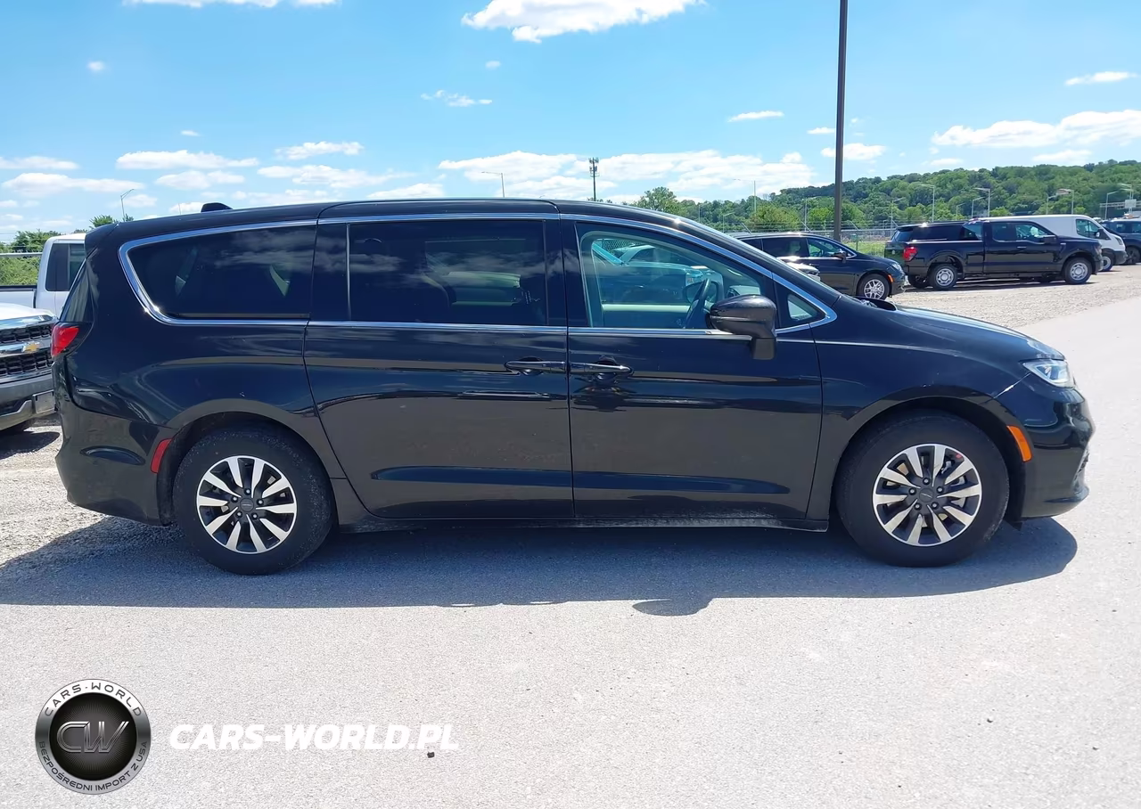2023 Chrysler Pacifica Hybrid Touring L VIN:2C4RC1L7XPR575669 - 18