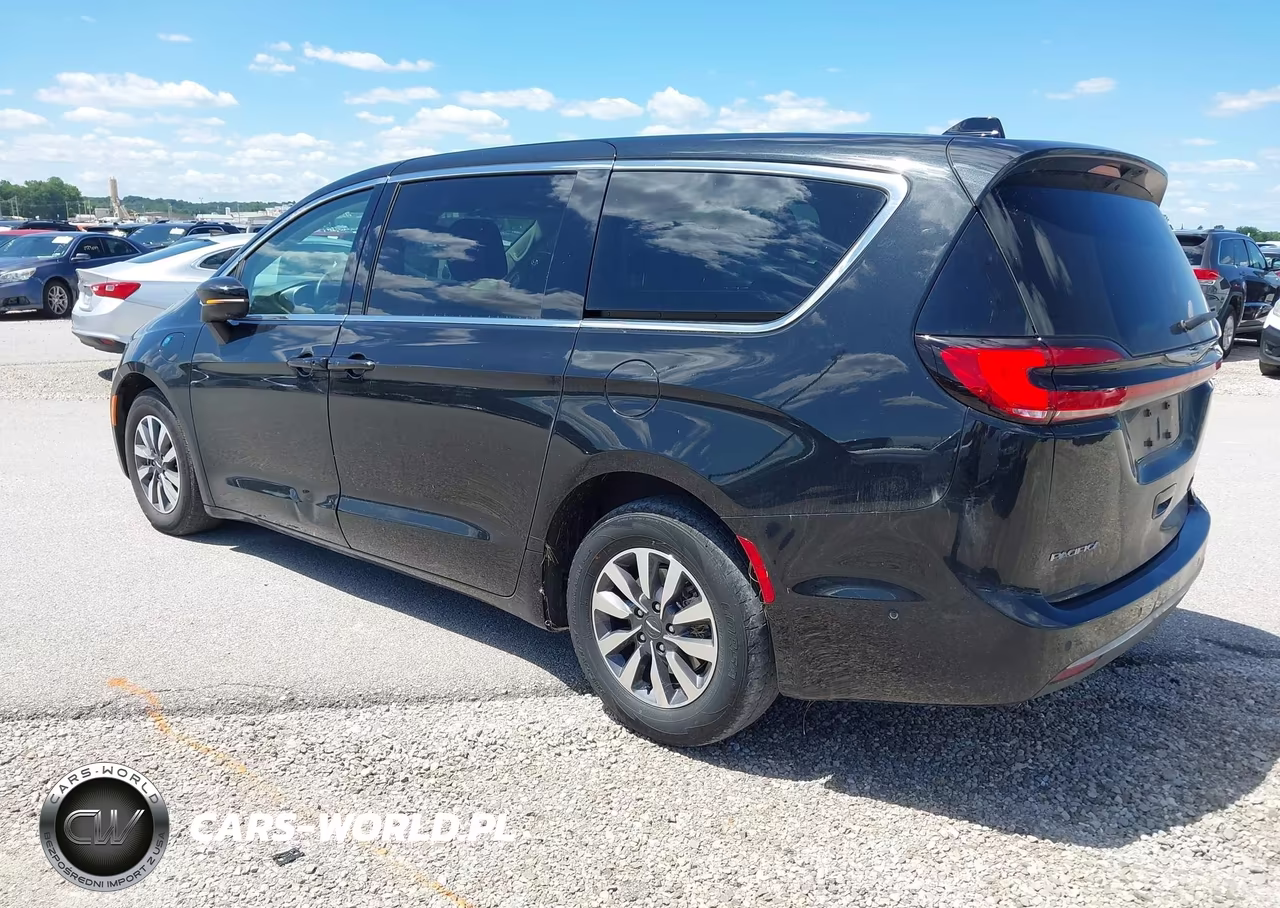 2023 Chrysler Pacifica Hybrid Touring L VIN:2C4RC1L7XPR575669 - 3