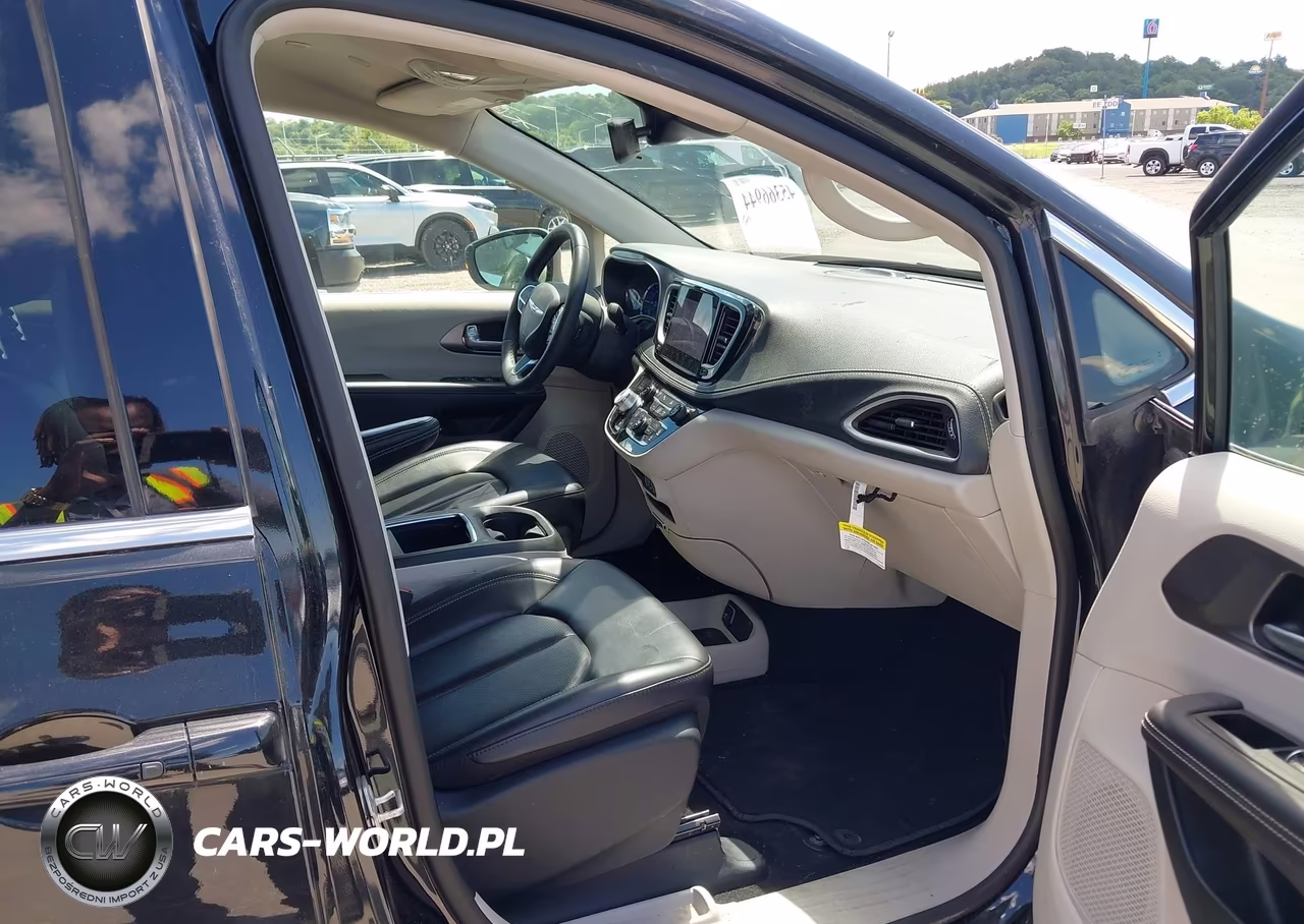 2023 Chrysler Pacifica Hybrid Touring L VIN:2C4RC1L7XPR575669 - 5