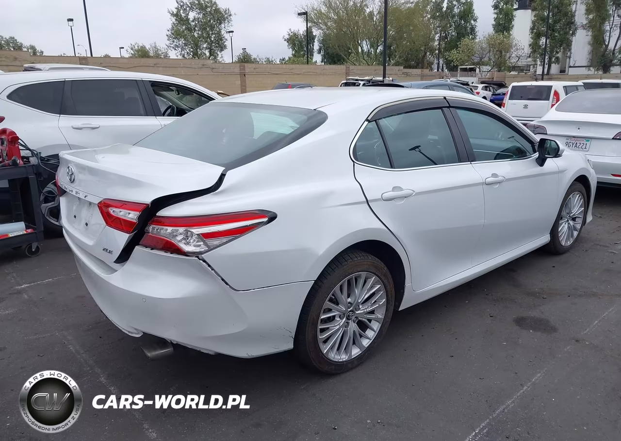 2018 Toyota Camry Xle VIN:4T1B11HK1JU047805 - 4