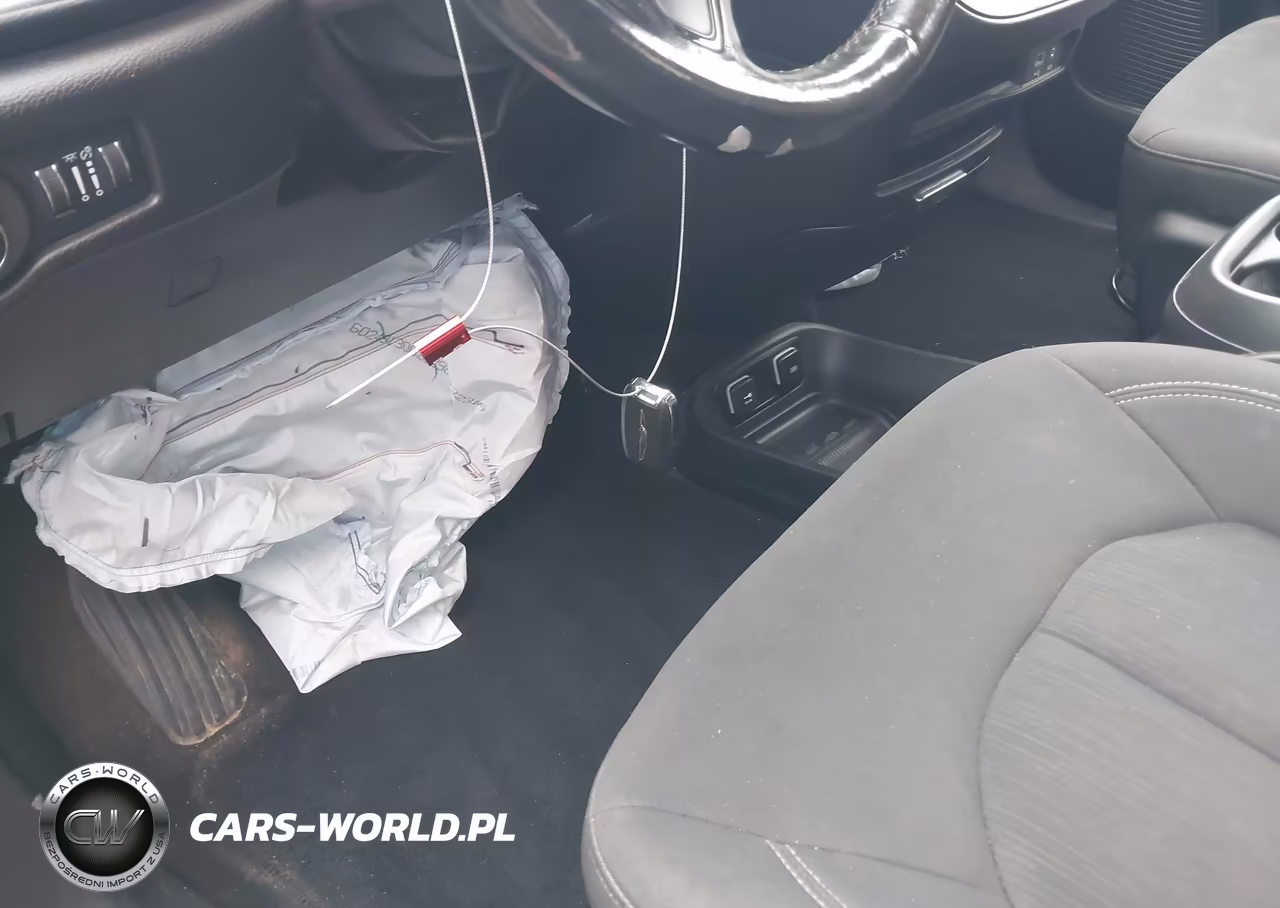 2019 Chrysler Pacifica Touring Plus VIN:2C4RC1FG3KR653147 - 11