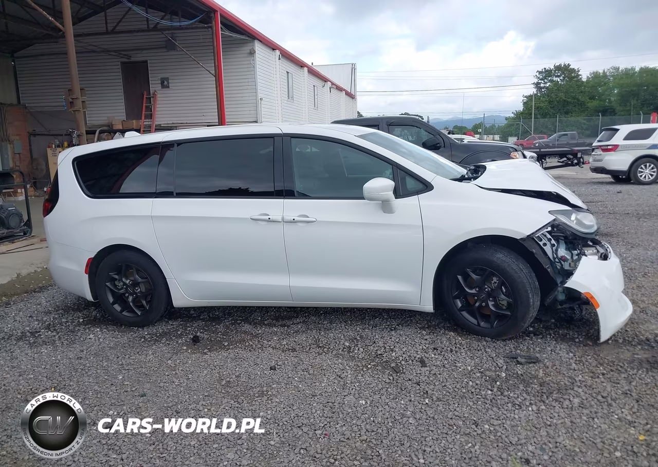 2019 Chrysler Pacifica Touring Plus VIN:2C4RC1FG3KR653147 - 13