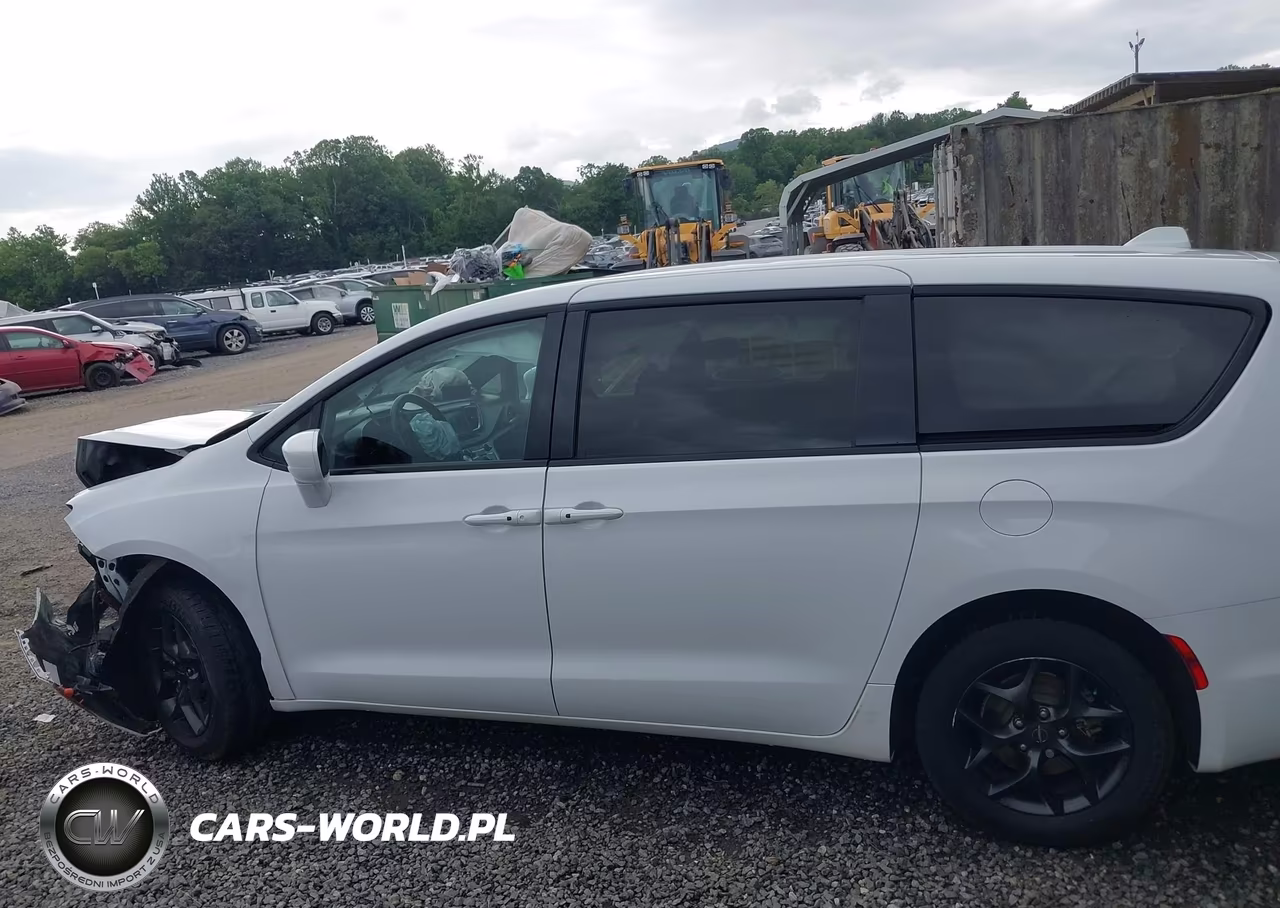 2019 Chrysler Pacifica Touring Plus VIN:2C4RC1FG3KR653147 - 14