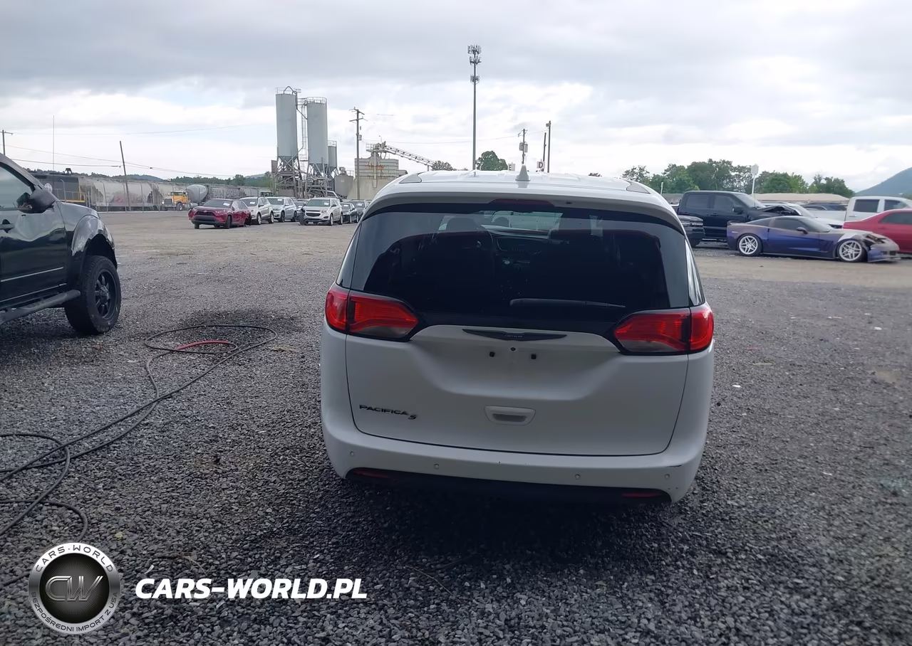 2019 Chrysler Pacifica Touring Plus VIN:2C4RC1FG3KR653147 - 16