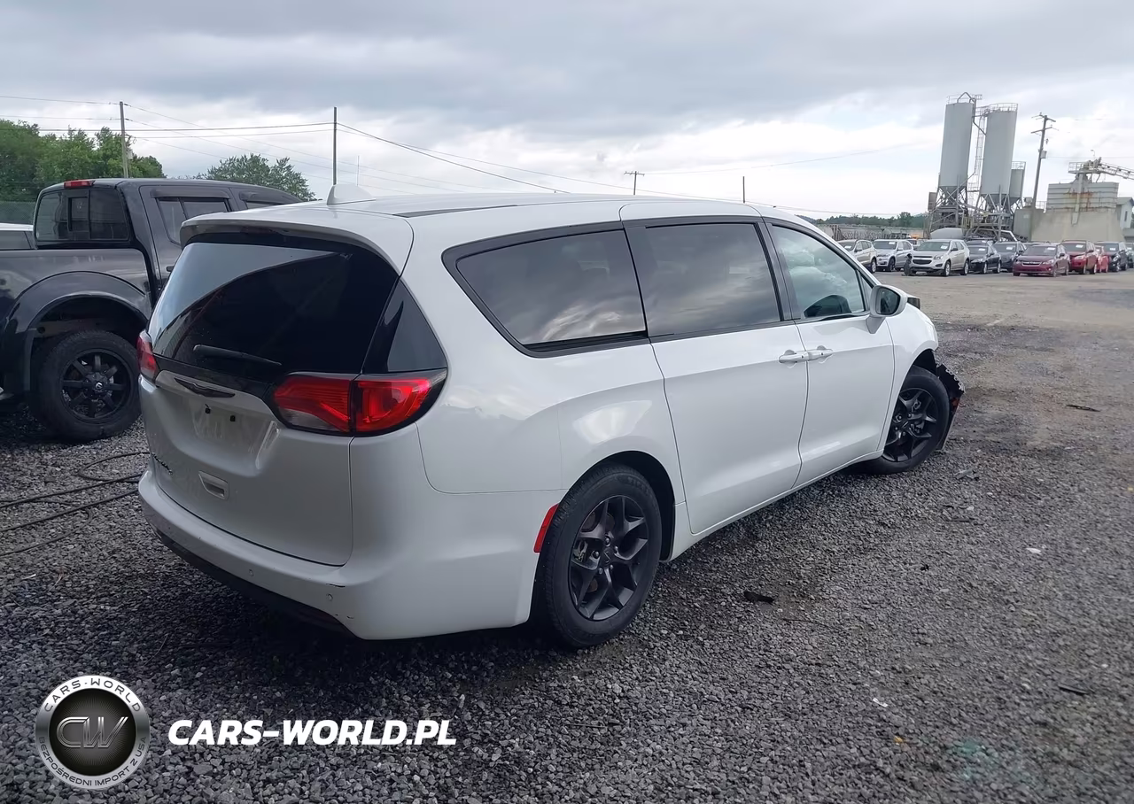2019 Chrysler Pacifica Touring Plus VIN:2C4RC1FG3KR653147 - 4