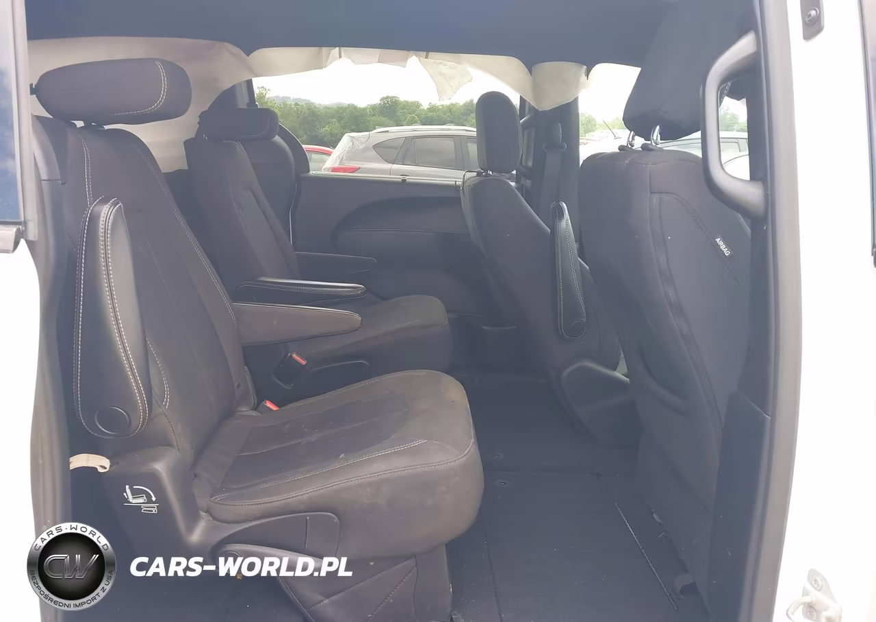 2019 Chrysler Pacifica Touring Plus VIN:2C4RC1FG3KR653147 - 8
