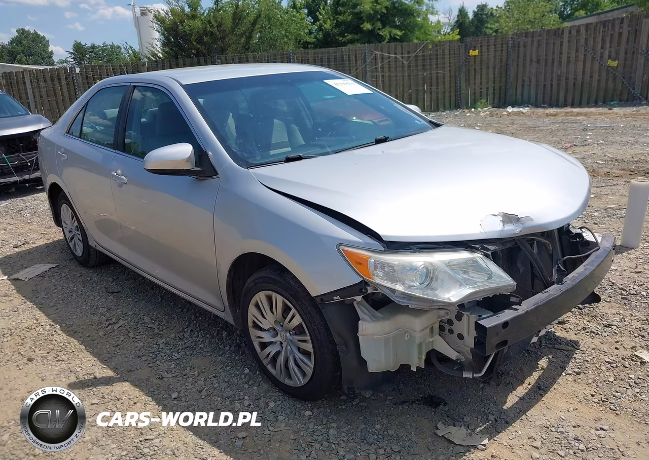 2013 Toyota Camry Le – zdjęcie 1 z 17