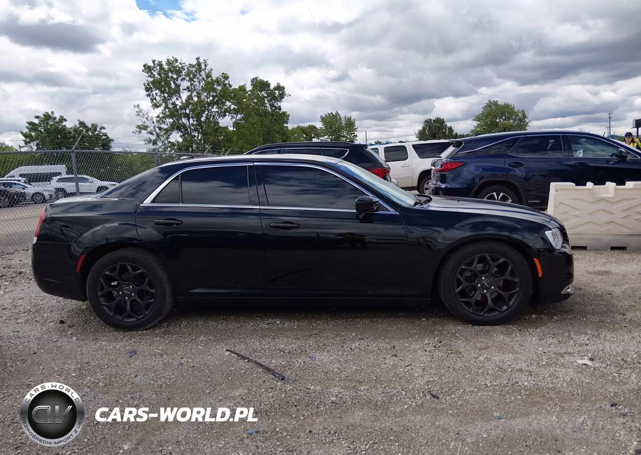 2018 Chrysler 300 Touring VIN:2C3CCAAG3JH281945 - 13