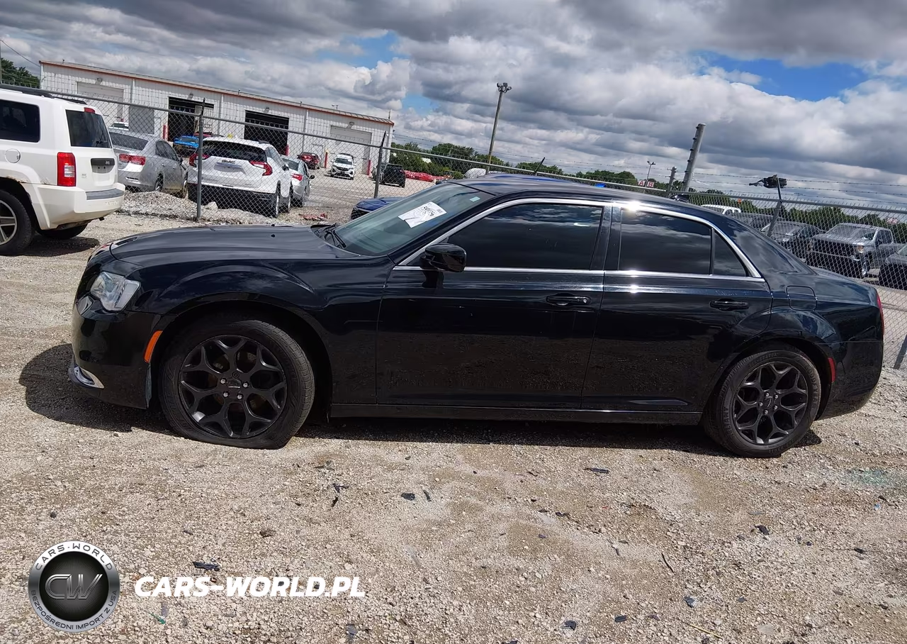 2018 Chrysler 300 Touring VIN:2C3CCAAG3JH281945 - 14