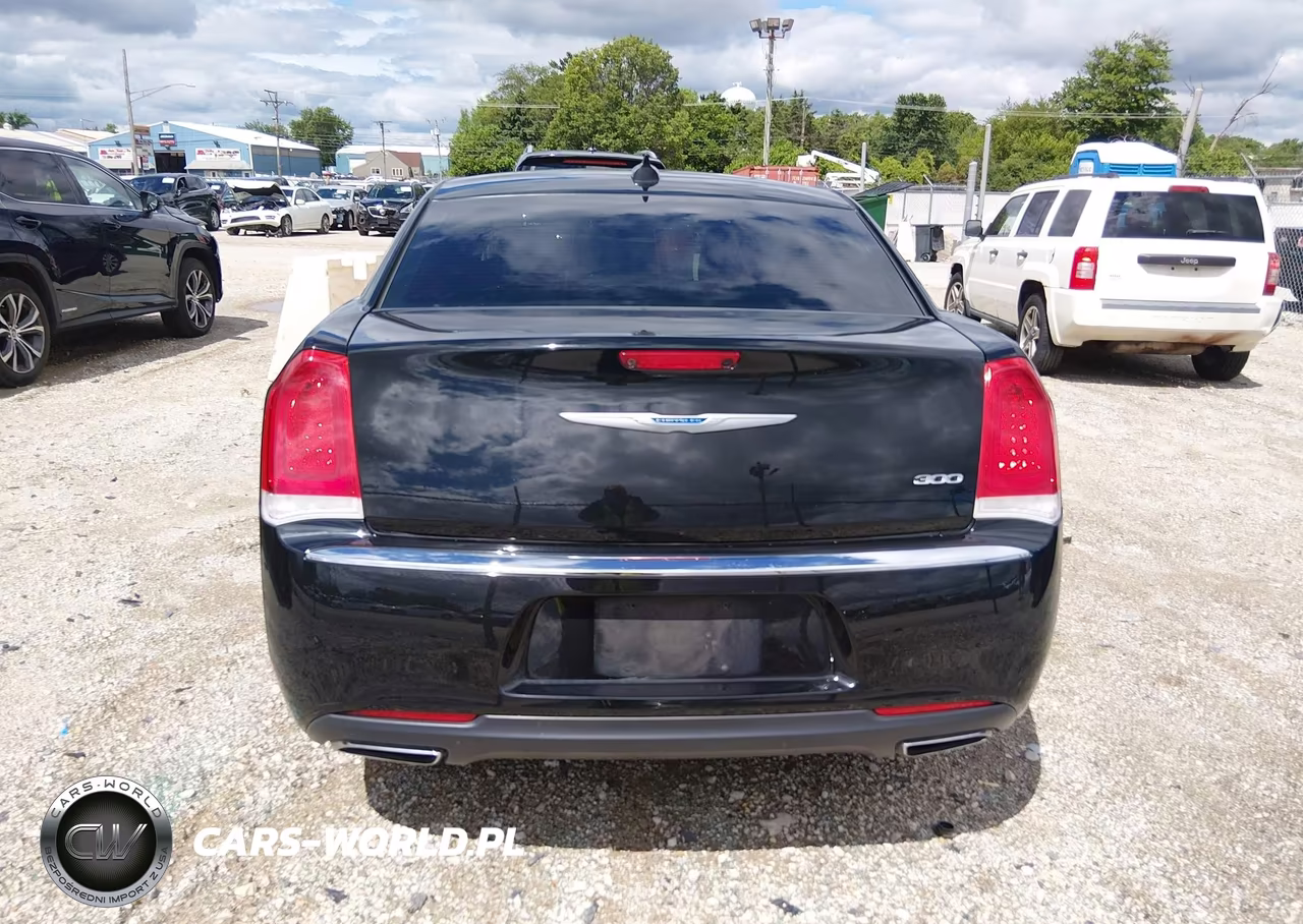 2018 Chrysler 300 Touring VIN:2C3CCAAG3JH281945 - 16