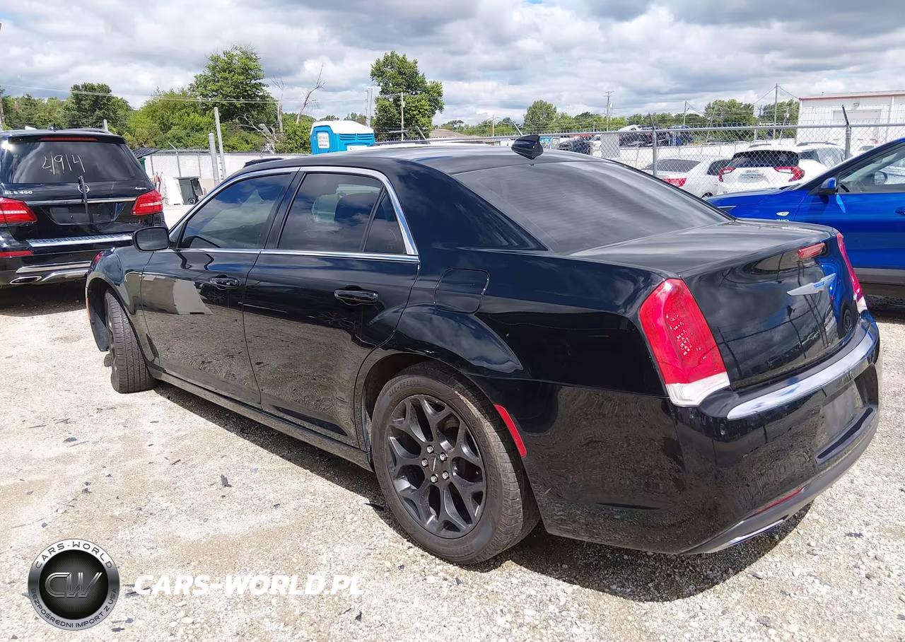 2018 Chrysler 300 Touring VIN:2C3CCAAG3JH281945 - 3