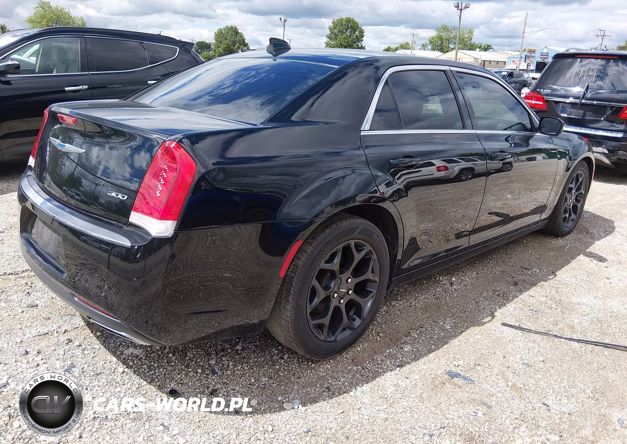 2018 Chrysler 300 Touring VIN:2C3CCAAG3JH281945 - 4