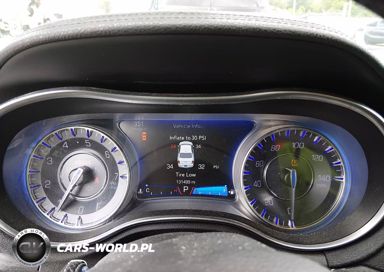 2018 Chrysler 300 Touring VIN:2C3CCAAG3JH281945 - 7