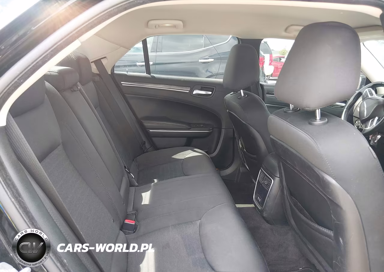 2018 Chrysler 300 Touring VIN:2C3CCAAG3JH281945 - 8