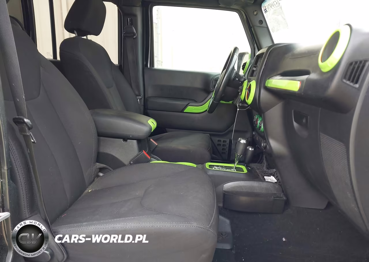 2014 Jeep Wrangler Unlimited Sport VIN:1C4BJWDG1EL162340 - 5