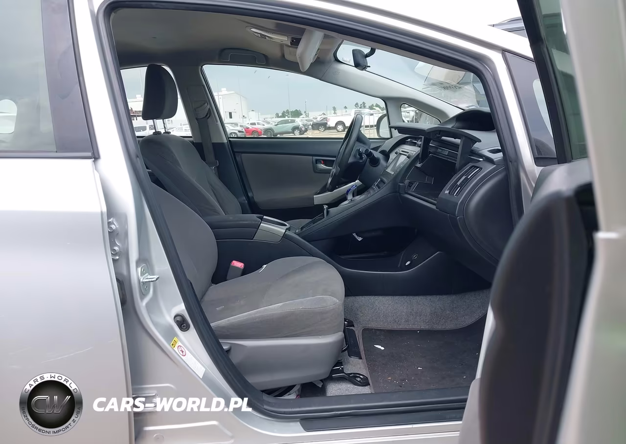2013 Toyota Prius Two VIN:JTDKN3DU0D5555449 - 5