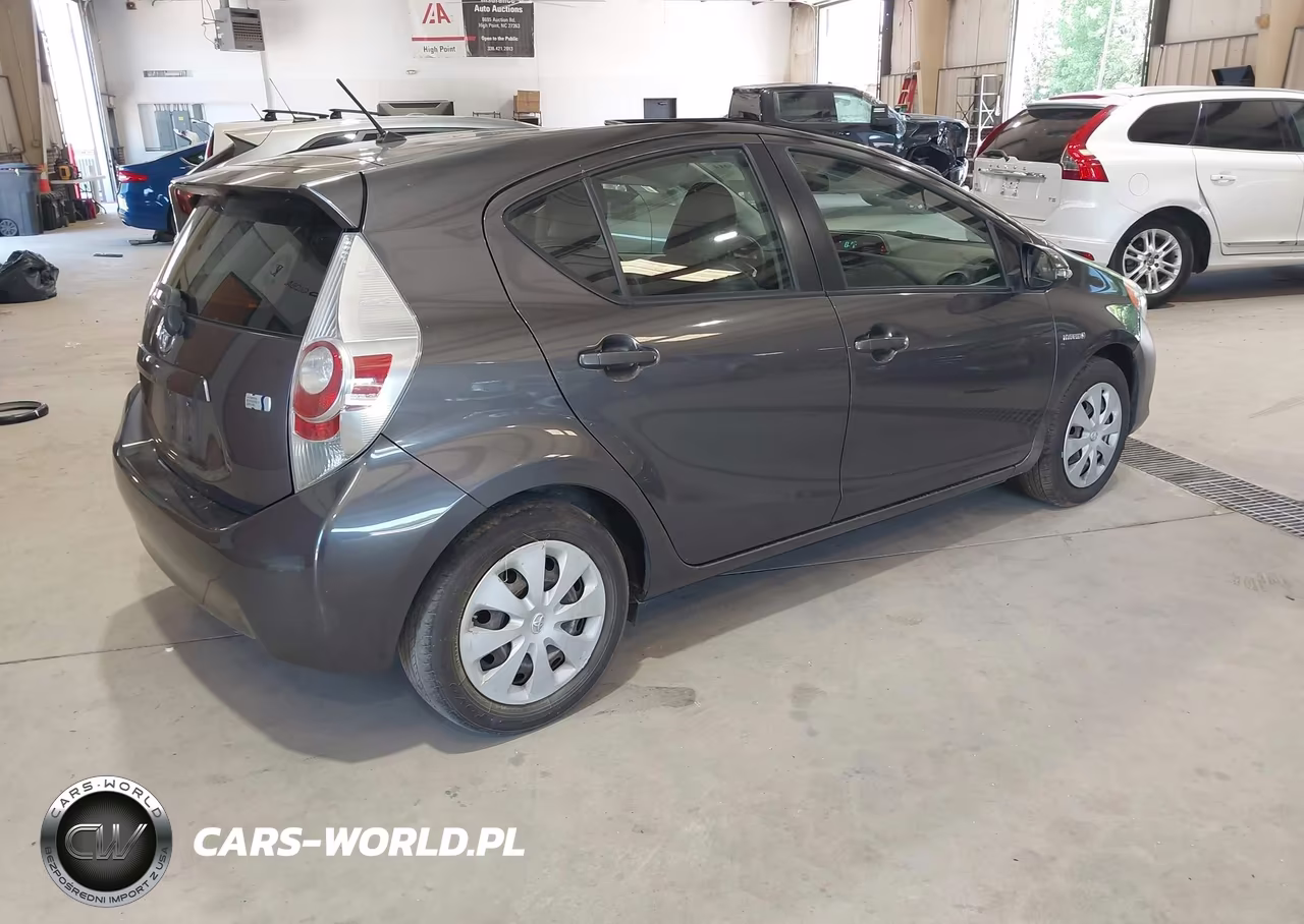 2013 Toyota Prius C Two VIN:JTDKDTB36D1546369 - 4