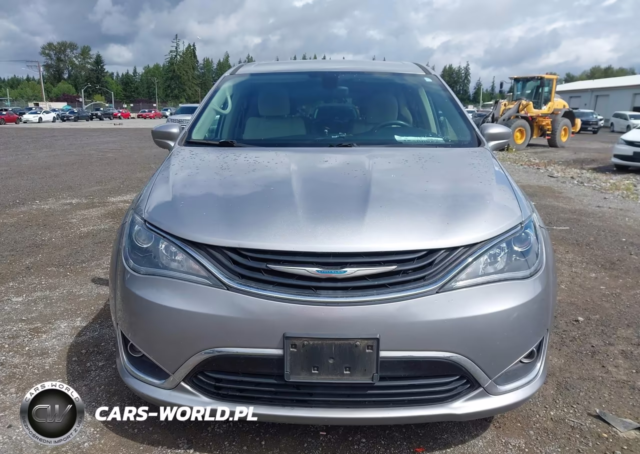 2018 Chrysler Pacifica Hybrid Touring Plus VIN:2C4RC1H7XJR289725 - 16