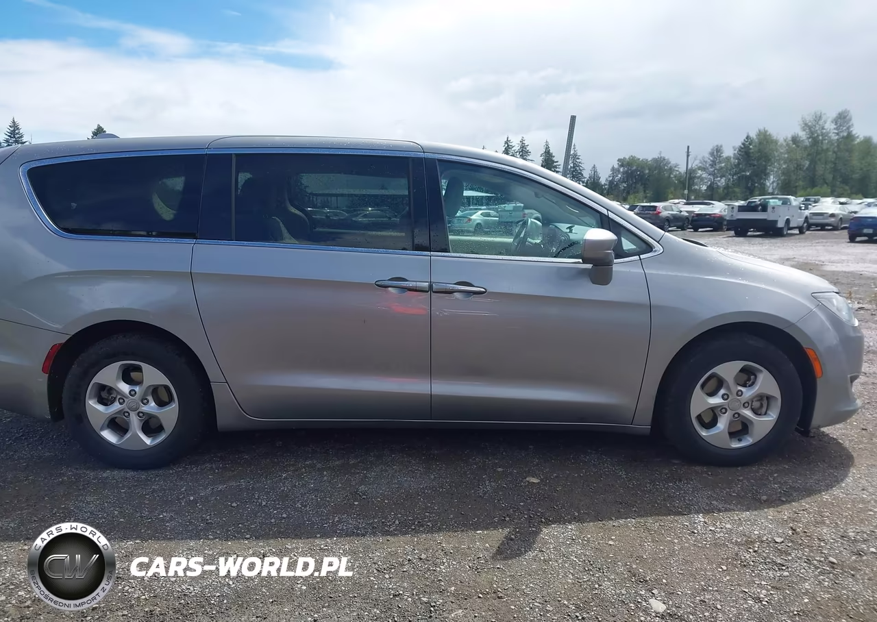 2018 Chrysler Pacifica Hybrid Touring Plus VIN:2C4RC1H7XJR289725 - 17
