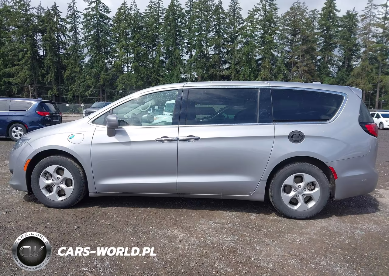 2018 Chrysler Pacifica Hybrid Touring Plus VIN:2C4RC1H7XJR289725 - 18