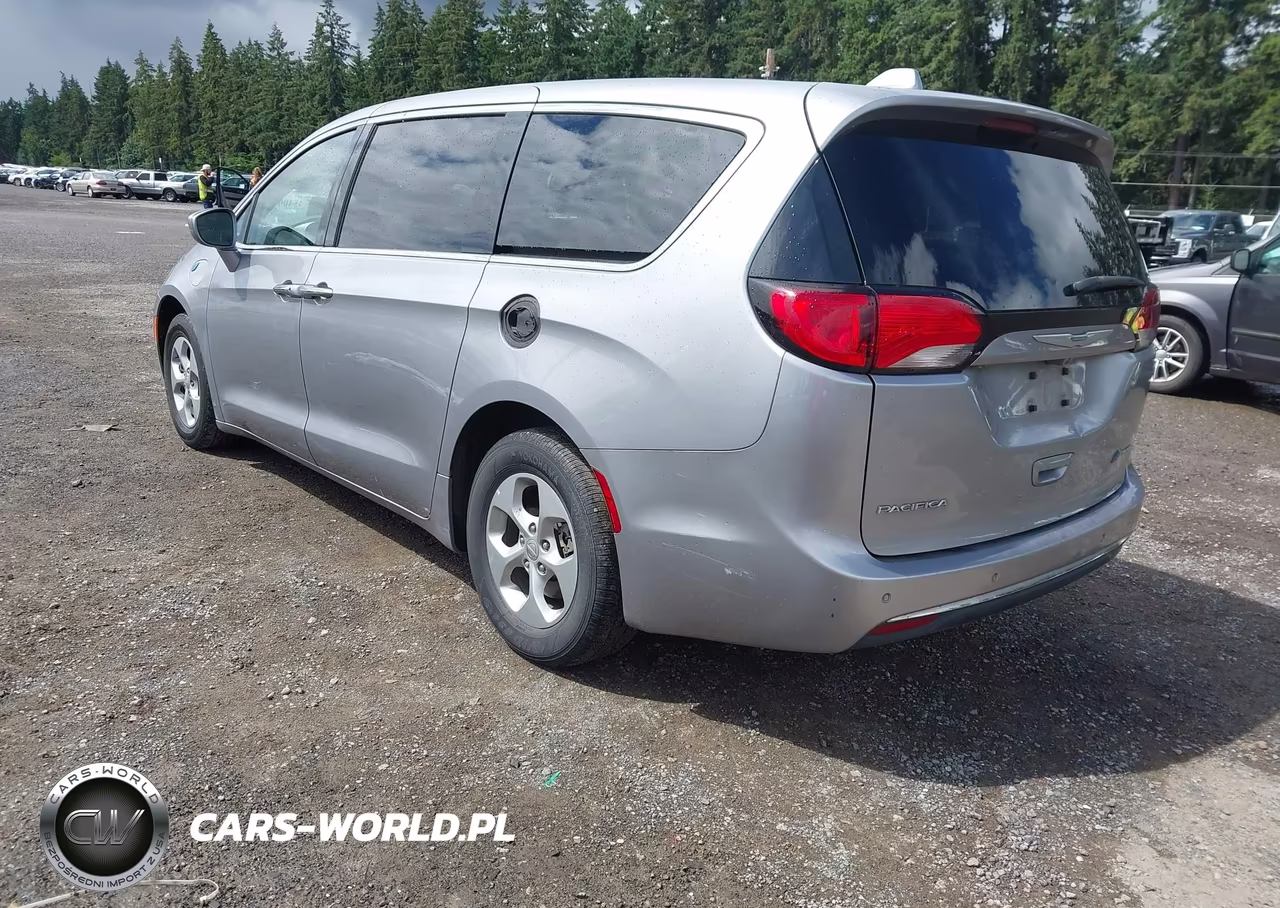 2018 Chrysler Pacifica Hybrid Touring Plus VIN:2C4RC1H7XJR289725 - 3