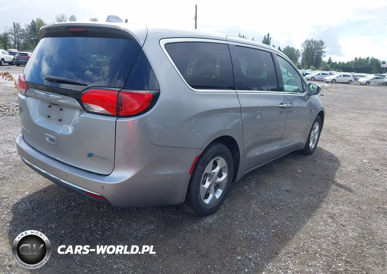 2018 Chrysler Pacifica Hybrid Touring Plus VIN:2C4RC1H7XJR289725 - 4