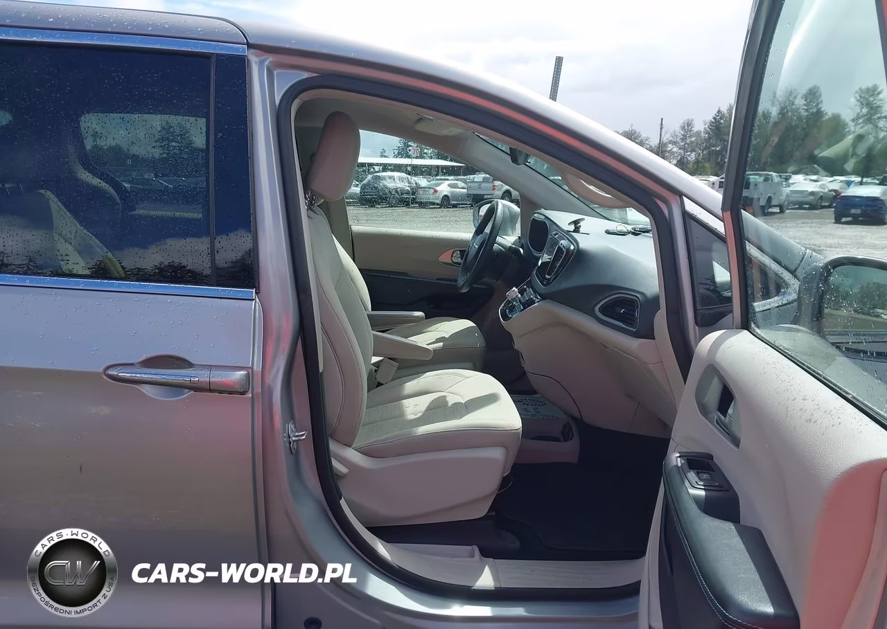 2018 Chrysler Pacifica Hybrid Touring Plus VIN:2C4RC1H7XJR289725 - 5