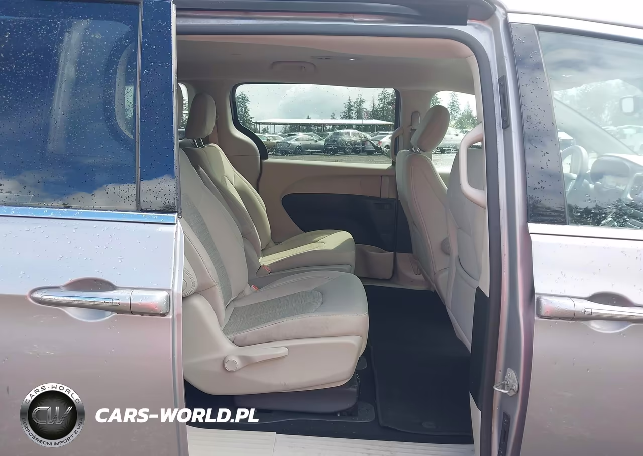 2018 Chrysler Pacifica Hybrid Touring Plus VIN:2C4RC1H7XJR289725 - 8
