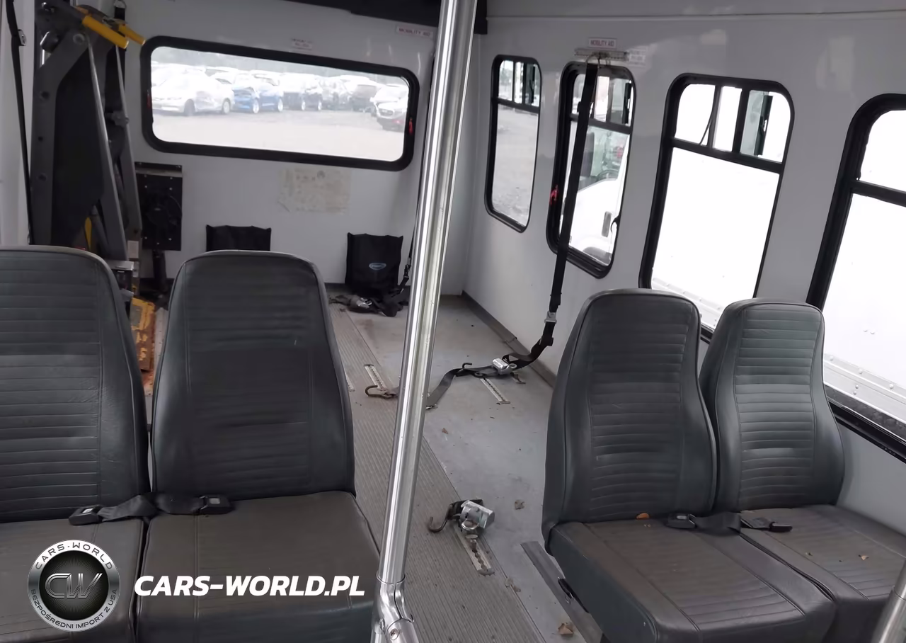 2008 Chevrolet Express Cutaway Work Van VIN:1GBJG31K981169946 - 6